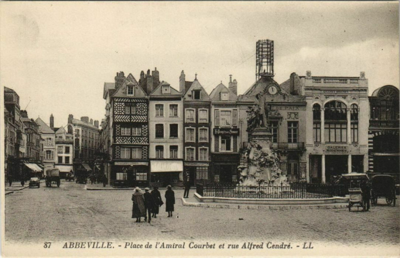 Carte postale ancienne Abbeville Place de l'Amiral Courbet à Abbeville