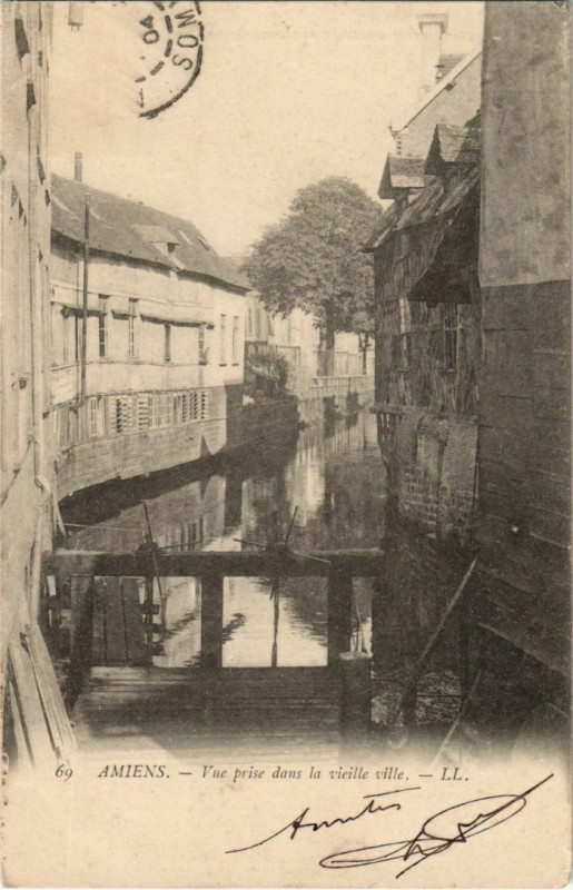 Carte postale ancienne Amiens vue prise dans la vieille ville à Amiens