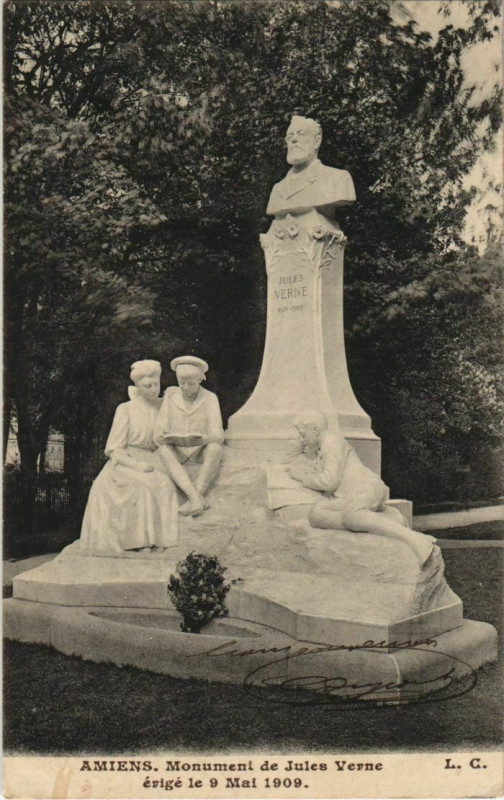 Carte postale ancienne Amiens Monument de Jules Verne à Amiens