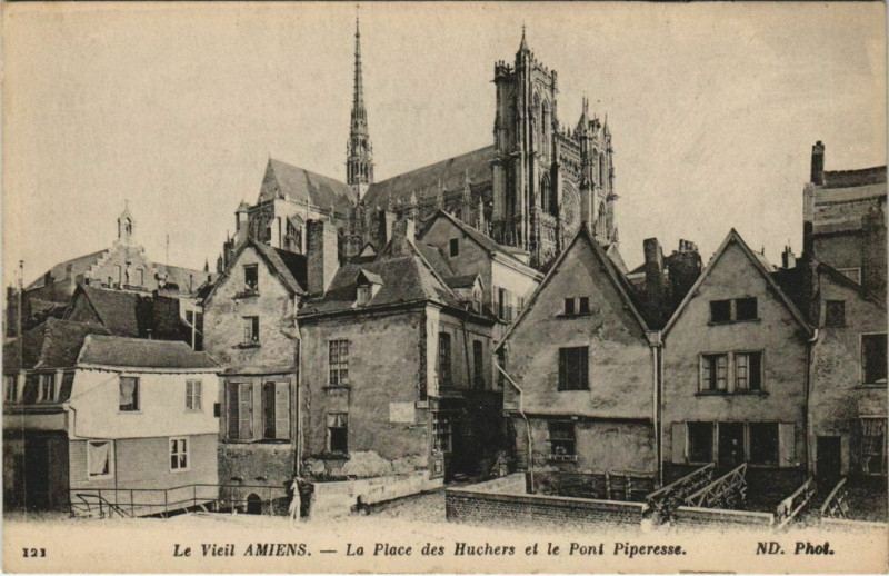 Carte postale ancienne Amiens Place des huchers pont Piperesse à Amiens