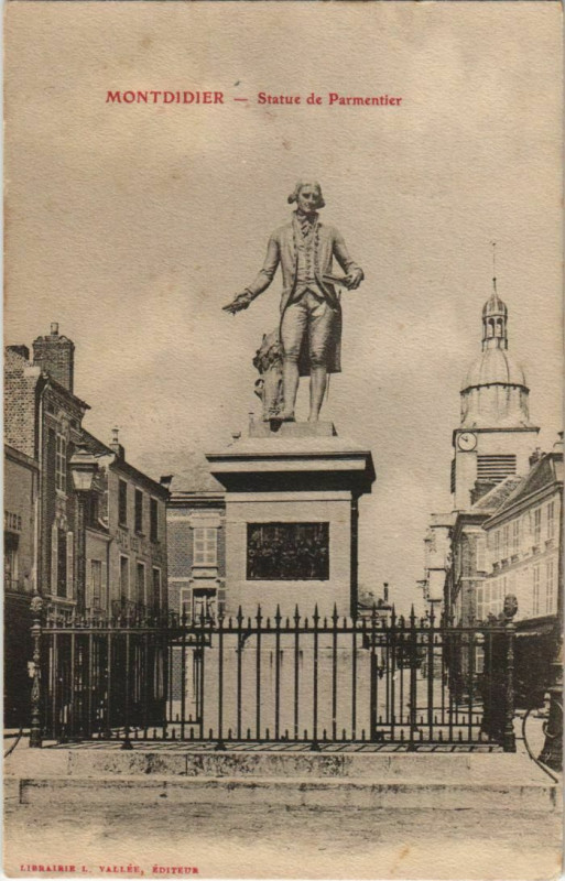 Carte postale ancienne Montdidier Statue de Parmentier à Montdidier