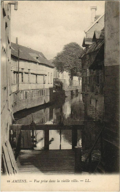 Carte postale ancienne Amiens vue prise dans la vieille ville à Amiens