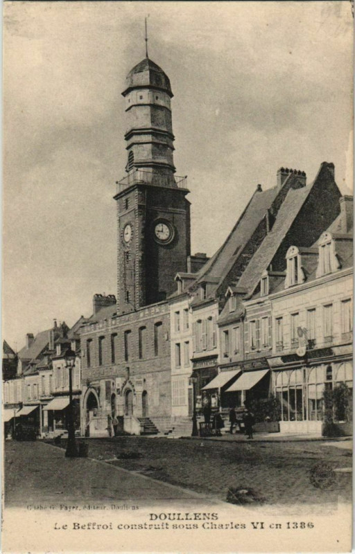 Carte postale ancienne Doullens Le beffroi à Doullens