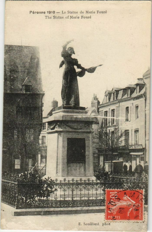 Carte postale ancienne Peronne Statue de Mrie Fouré à Péronne
