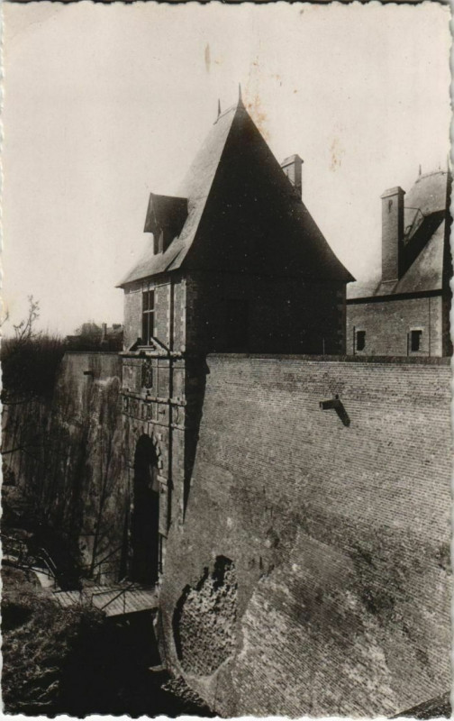 Carte postale ancienne Peronne Porte de Bretagne à Péronne