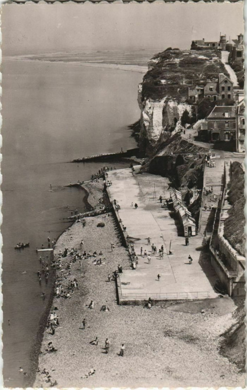 Carte postale ancienne Ault Plage vue de la Falaise à Ault