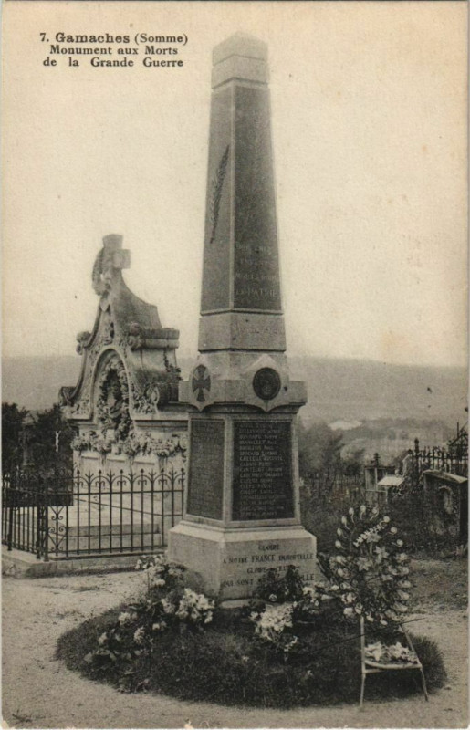 Carte postale ancienne Gamaches Monument aux Morts à Gamaches