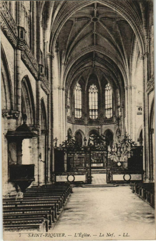 Carte postale ancienne Saint-Riquier Eglise Le Nef à Saint-Riquier
