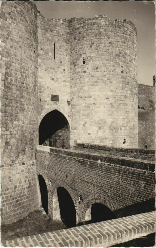 Carte postale ancienne Peronne Ancien chateau à Péronne