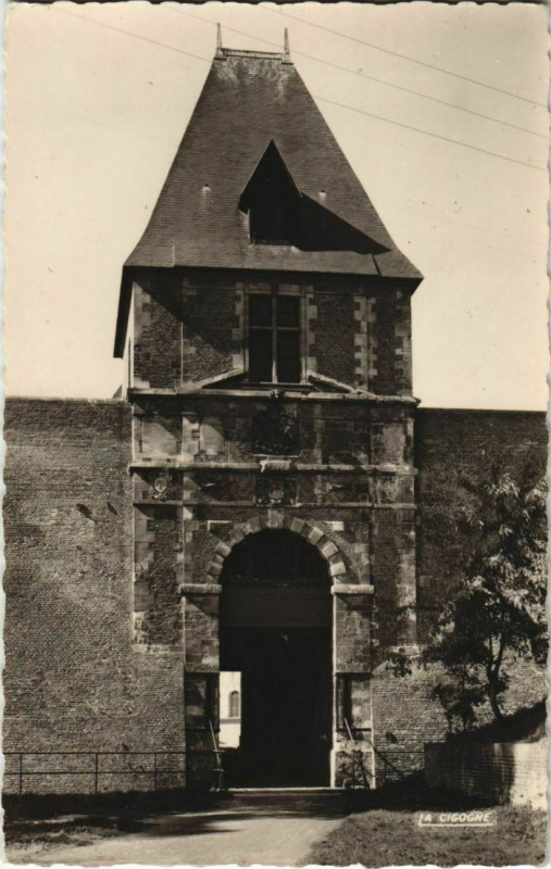 Carte postale ancienne Peronne Porte de Bretagne à Péronne