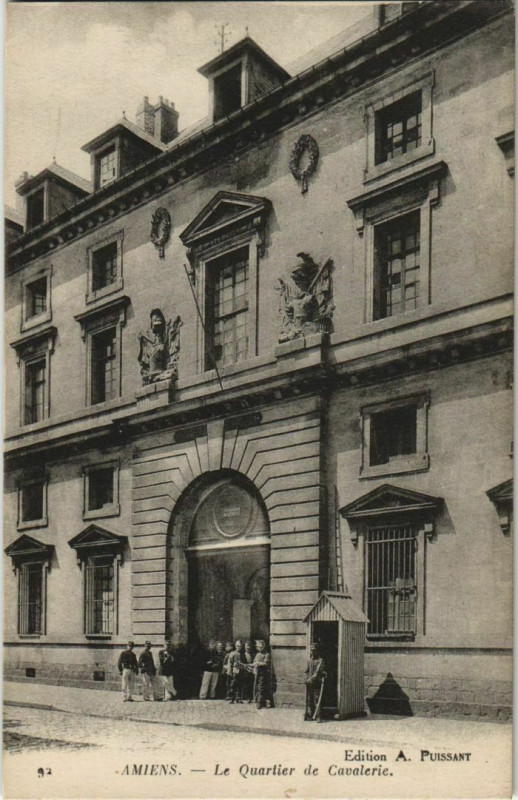 Carte postale ancienne Amiens Quartier de Cavalerie à Amiens
