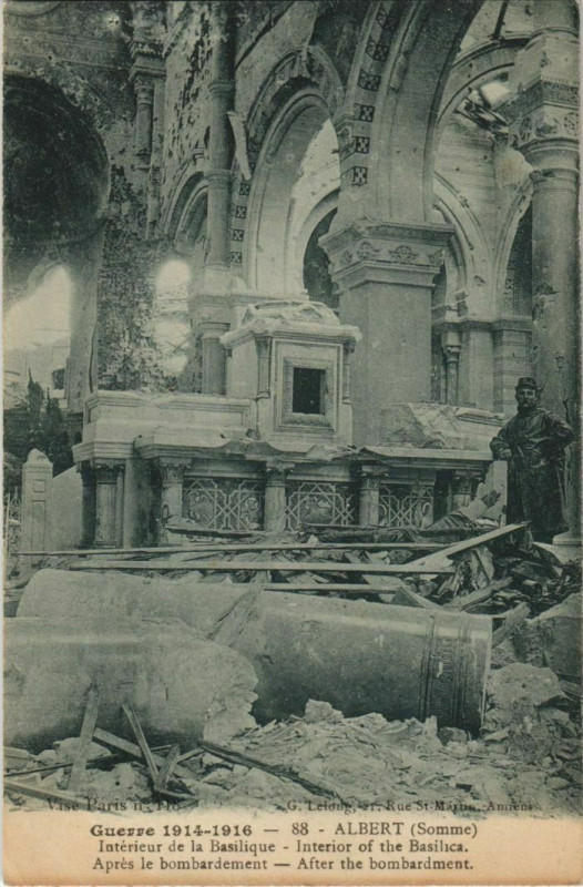 Carte postale ancienne Guerre Albert Intérieur de la Basilique à Albert