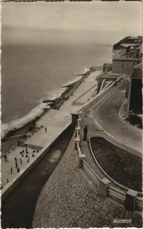 Carte postale ancienne Ault Esplanade et la Plage à Ault
