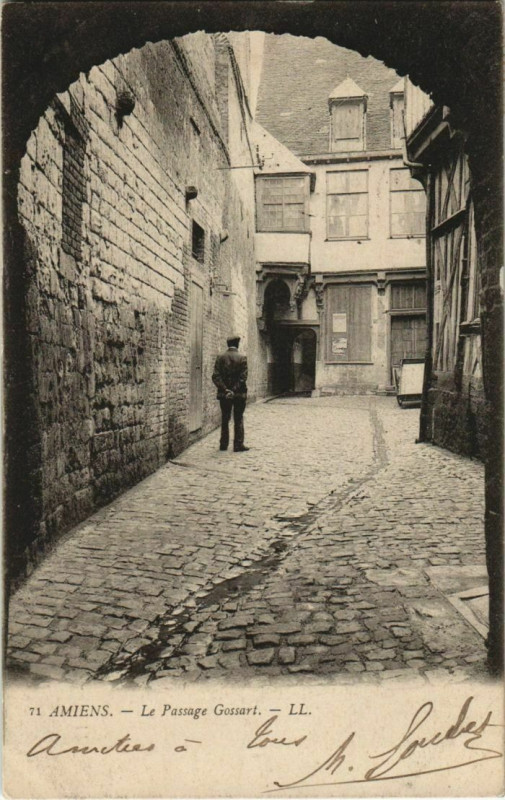 Carte postale ancienne Amiens Passage Gossart à Amiens