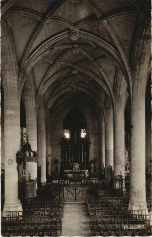 Carte postale ancienne Peronne Intérieur de l'Eglise à Péronne