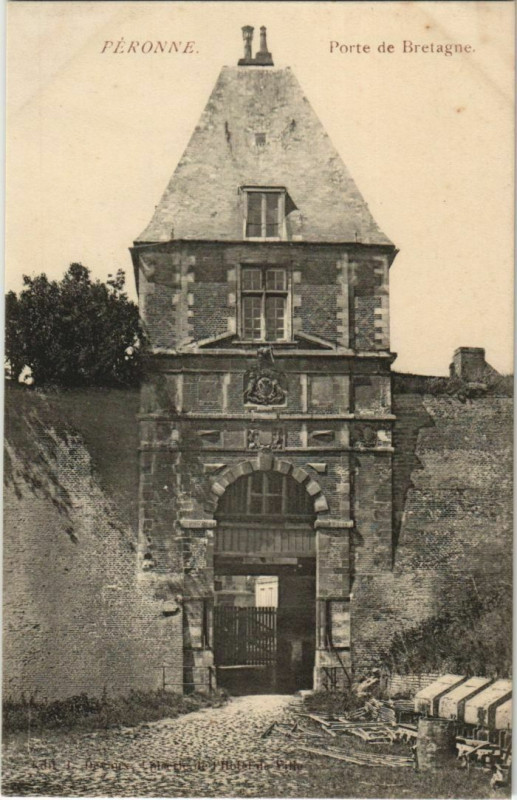 Carte postale ancienne Peronne Porte de Bretagne à Péronne