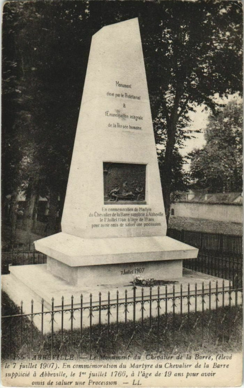 Carte postale ancienne Abbeville Monument d Chevalier de la Barre à Abbeville