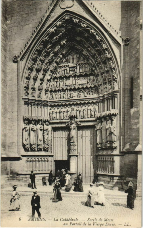 Carte postale ancienne La Cathédrale Amiens Sortie de la Messe à Amiens