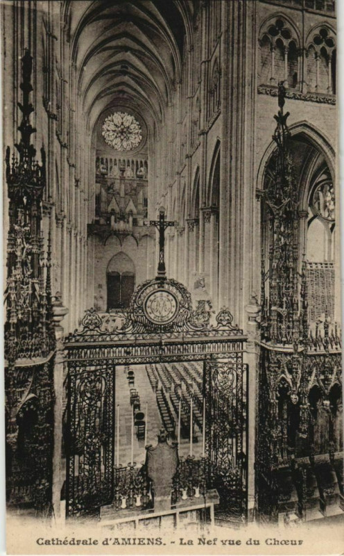 Carte postale ancienne La Cathédrale Amiens Le Nef vue du choeur à Amiens