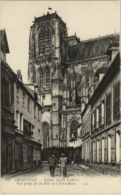 Carte postale ancienne Abbeville Eglise Saint-Vulfran Rue de l'Hotel Dieu à Abbeville