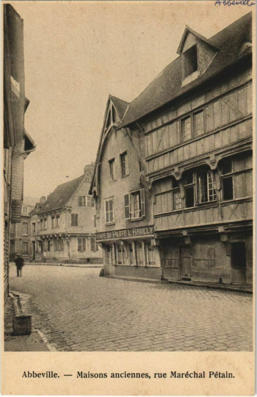 Carte postale ancienne Abbeville Maisons anciennes rue Maréchal Pétain à Abbeville