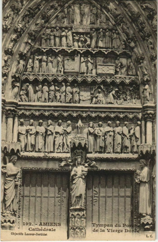 Carte postale ancienne La Cathédrale Amiens Tympan du Porche e la Vierge Dorée à Amiens