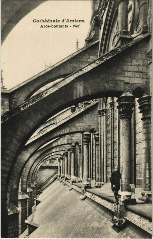 Carte postale ancienne La Cathédrale Amiens Arc-boutant Nef à Amiens