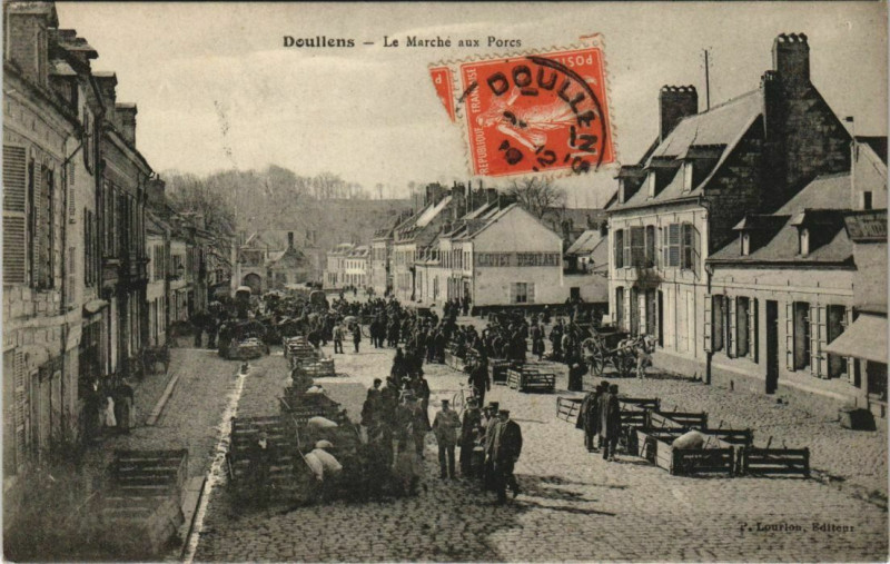 Carte postale ancienne Doullens Le Marché aux Porcs à Doullens