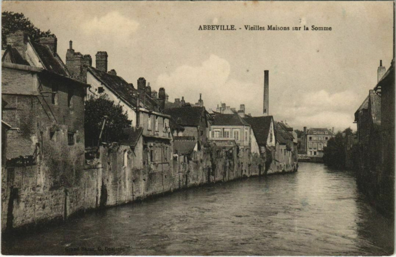 Carte postale ancienne Abbeville Vieilles Maison sur la Somme à Abbeville