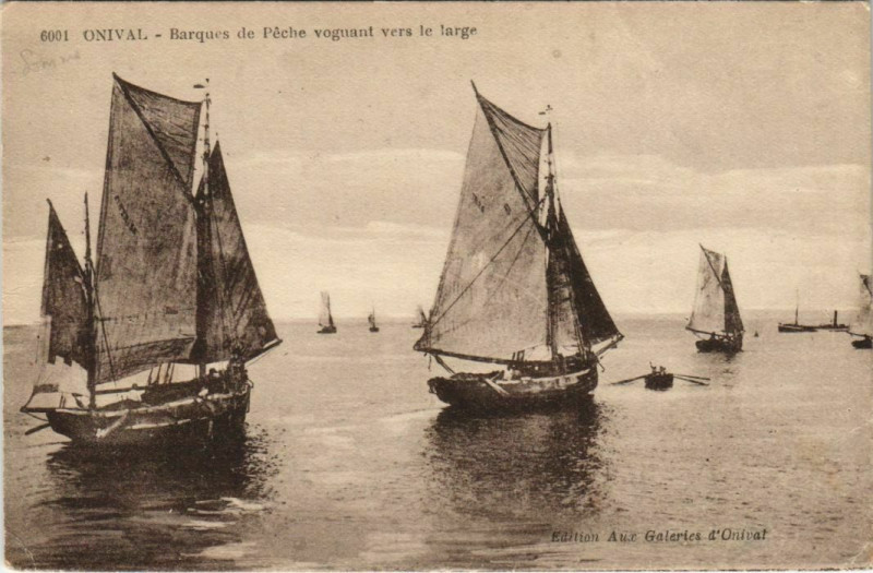 Carte postale ancienne Onival-sur-Mer Barques de Peche voguant vers le large