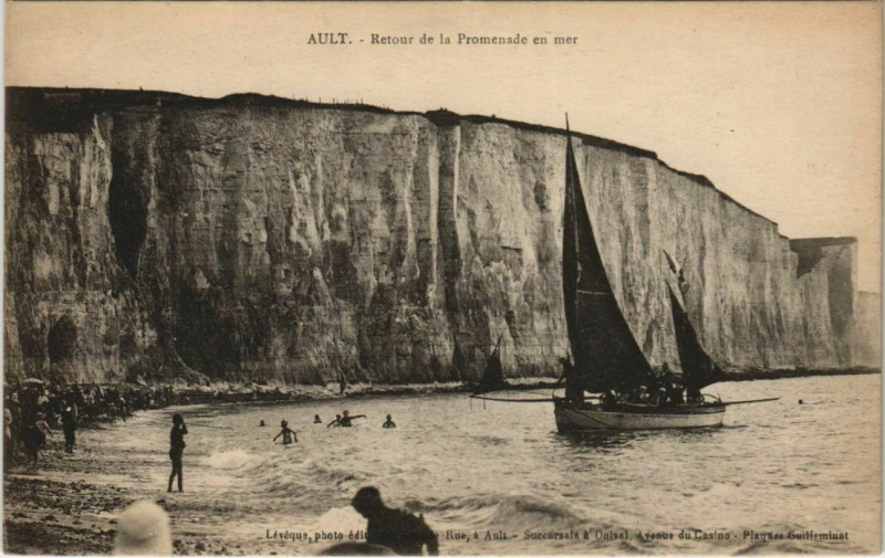Carte postale ancienne Ault Retour de la Promenade en mer à Ault