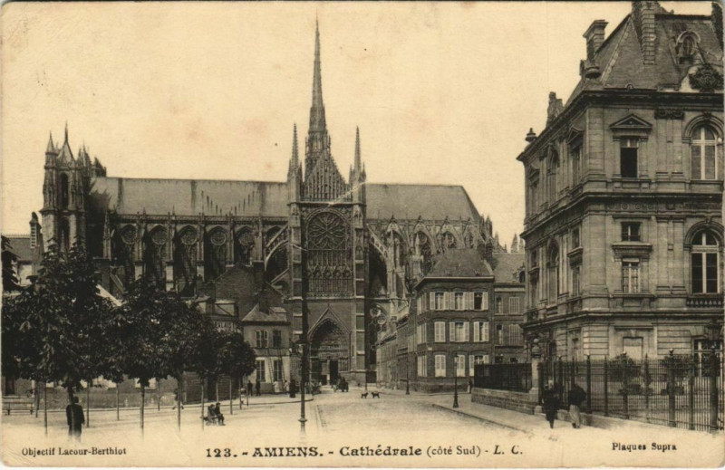 Carte postale ancienne Amiens La Cathédrale à Amiens