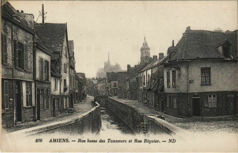 Carte postale ancienne Amiens Rue basse des Tanneurs à Amiens