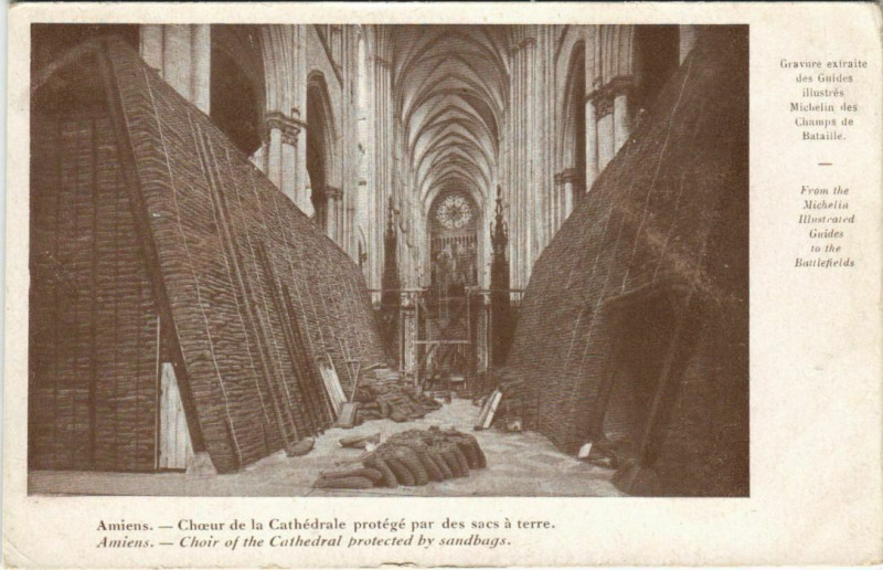 Carte postale ancienne Guerre Military Amiens La Cathédrale protégé à Amiens