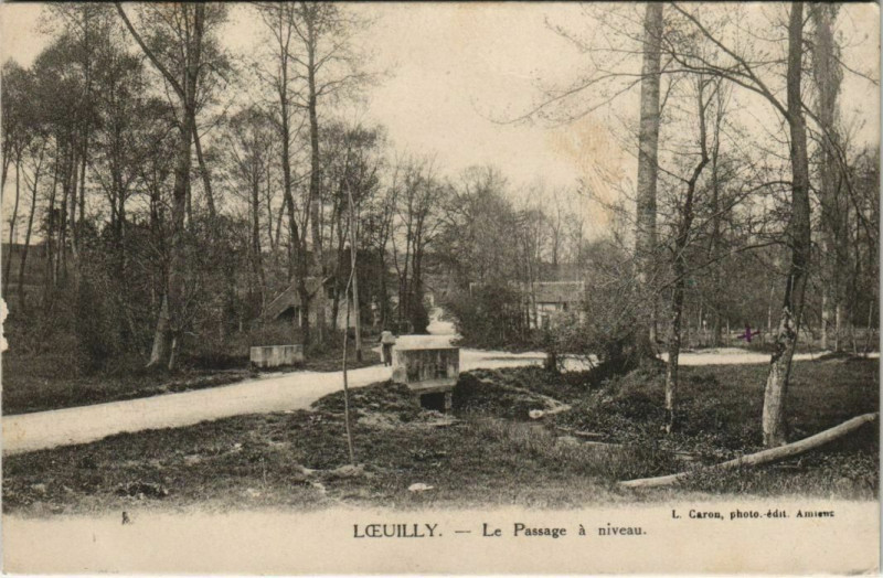 Carte postale ancienne Loeuilly Passage a niveau à Y