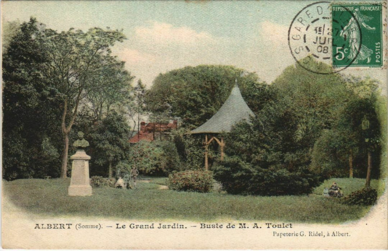 Carte postale ancienne Albert Le Grand Jardin Buste de M.A. Toulet à Albert