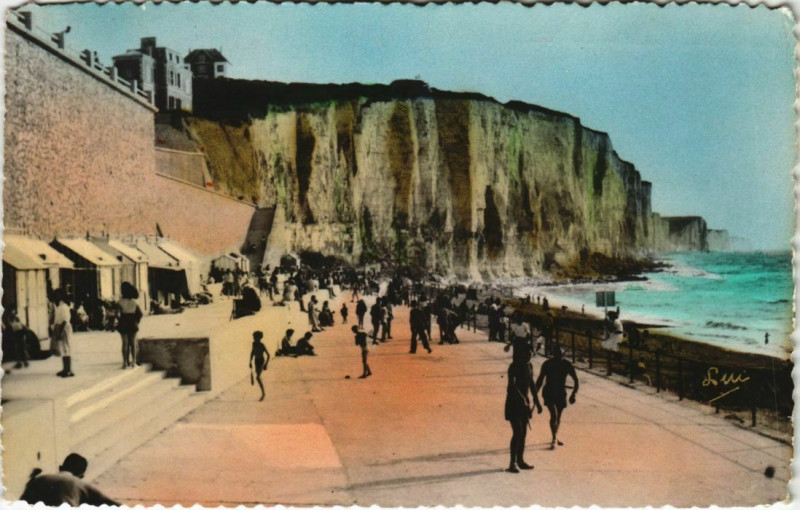 Carte postale ancienne Ault Esplanade et la Falaise à Ault