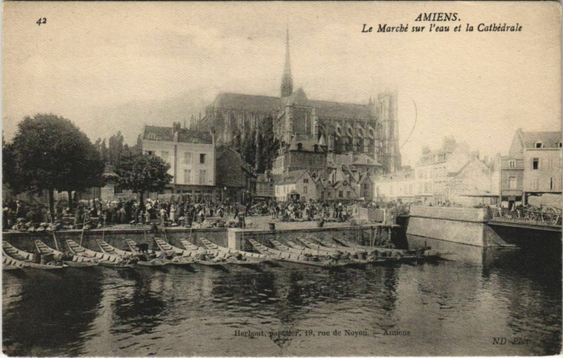 Carte postale ancienne Amiens Le Marché sur l'eau et la Cathédrale à Amiens