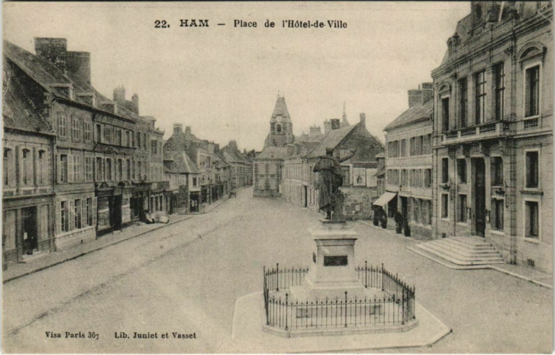Carte postale ancienne Place de l'Hôtel-de-Ville à Ham