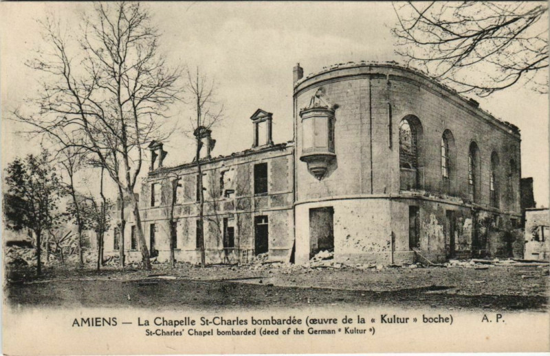 Carte postale ancienne Guerre Military Amiens Chapelle Saint-Charles bombardée à Amiens