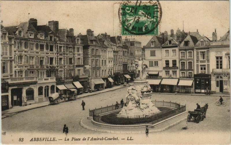 Carte postale ancienne Abbeville Place de l'Amiral-Courbet à Abbeville