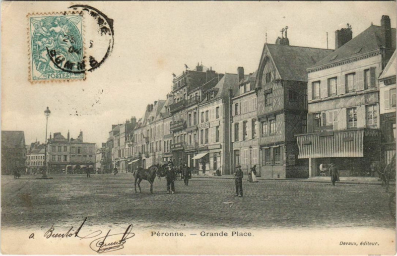 Carte postale ancienne Peronne Grande Place à Péronne