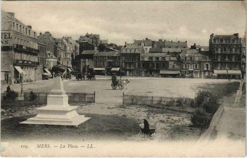Carte postale ancienne Mers-les-Bains Place à Mers-les-Bains
