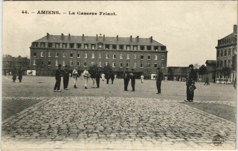 Carte postale ancienne Amiens La Caserne Friant à Amiens