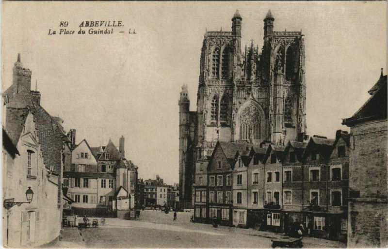 Carte postale ancienne Abbeville Place du guindal à Abbeville
