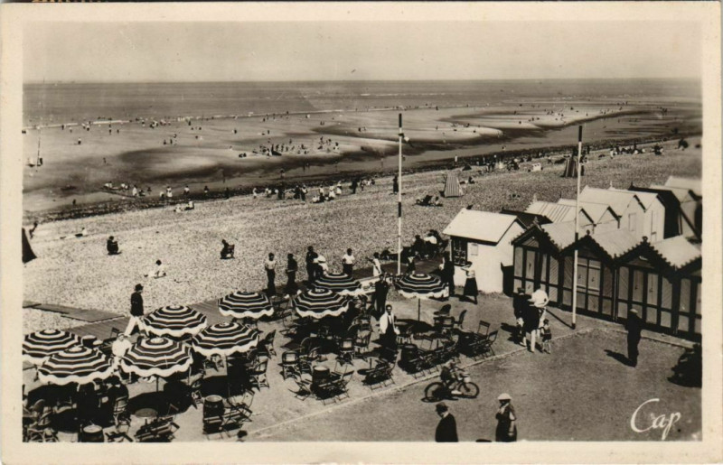 Carte postale ancienne Cayeux-sur-Mer La Plage et le Bar du Soleil à Cayeux-sur-Mer