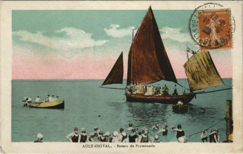 Carte postale ancienne Ault Bateau de Promenade à Ault