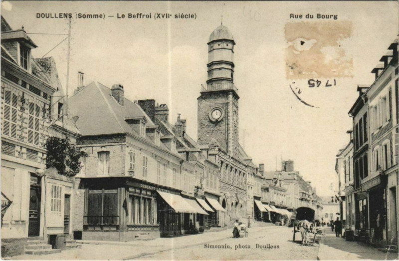 Carte postale ancienne Doullens Le Beffroi à Doullens