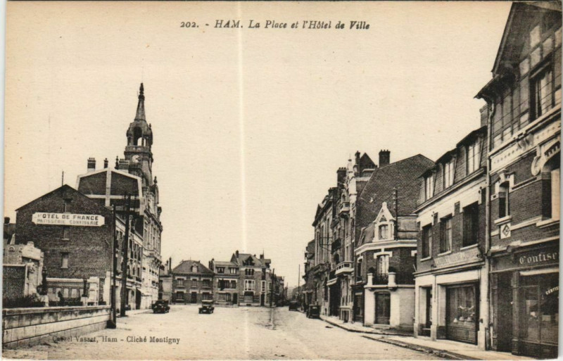 Carte postale ancienne La Place et l'Hôtel de Ville à Ham