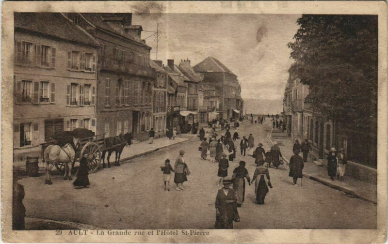 Carte postale ancienne Ault La Grande rue et Hotel Saint-Pierre à Ault
